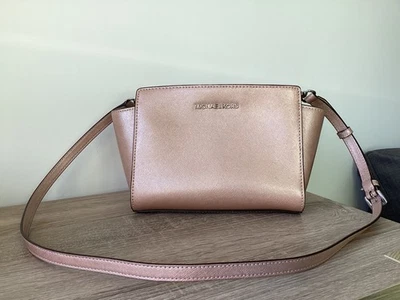 Excellent Condition Michael Kors Metallic Pink Beige Selma Crossbody - Image 1 of 4