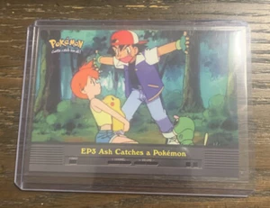 Tarjeta Pokémon Ash Catches a Pokemon EP3 Non-Holo Etiqueta Azul Topps Serie 2 - Imagen 1 de 2