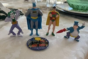 ⚓️🔥Batman Action figurines and pin - Picture 1 of 1
