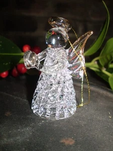 DÄNISCHE WEIHNACHTEN KRISTALL GLAS HÄNGENDE ENGEL ORNAMENT MIT HEILIGENSCHEIN UND HALTENDEM HERZ  - Bild 1 von 1