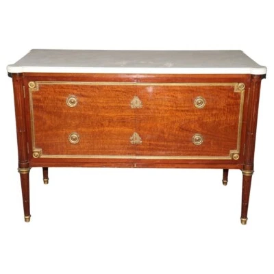 Cómoda de dos cajones firmada Maison Jansen de caoba con bronce y mármol de Carrara Foto 1 de 4