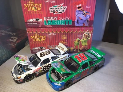 XRARO 2- Dale Jarrett & Bobby Labonte MUPPETS 25º ANIVERSARIO 2002 JUEGO NASCAR Foto 1 de 4
