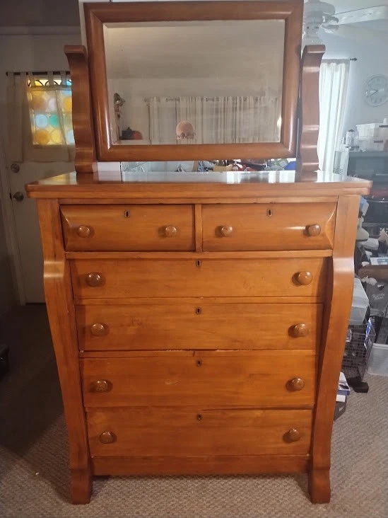 Cómoda antigua con espejo Foto 1 de 1