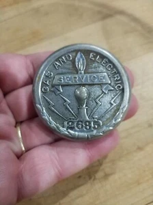 Vintage Art Deco Ära Gas & Elektro gestempelt Metall Dienstabzeichen 2685 - Bild 1 von 3