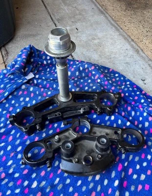 Harley Davidson Road Glide 2020 horquilla delantera triple árbol montaje OEM Foto 1 de 3