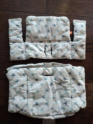 Cojín clásico Stokke Tripp Trapp en blanco con diseño de estrellas azules + verdes Foto 1 de 4
