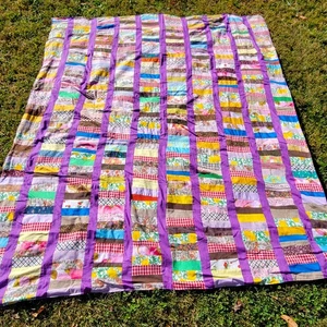 Handgefertigter Patchwork Quilt Home Ec Projekt mit lila Bordüren ohne Watte - Bild 1 von 19
