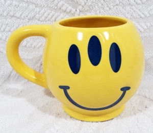 Taza promocional de película Evolution 2001 rara con cara feliz sonriente amarilla de 3 ojos - Imagen 1 de 12