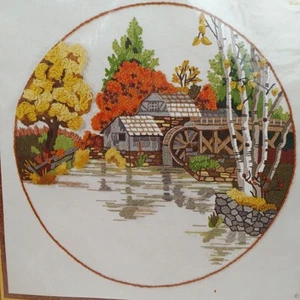 Vintage 1978 SUNSET STITCHERY Fall Mill Pond 16" x 16" Crewel Stickpackung #2473 - Bild 1 von 4