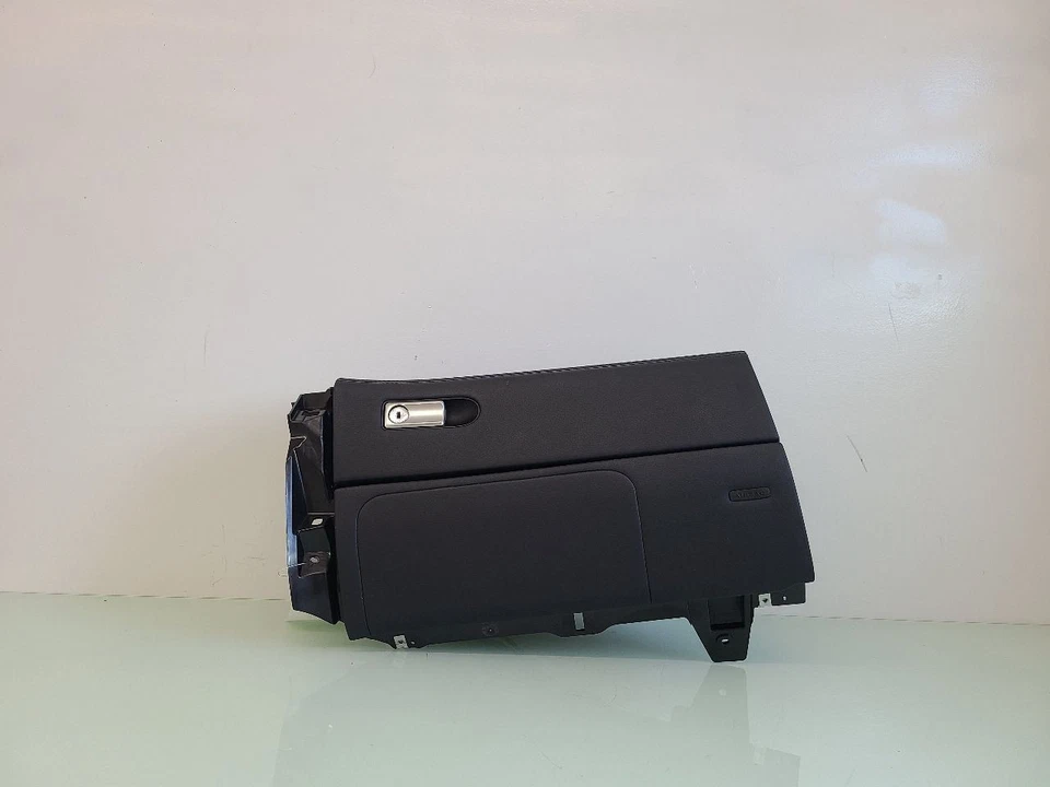 SL550     2019 Glove Box 582121 - Image 1 of 4