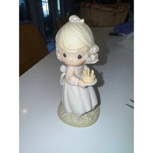 Figura Precious Moments Que tu cumpleaños sea una niña bendita con pastel - Imagen 1 de 4