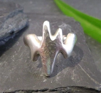 Schöner 925 Silber Ring Modern Abstrakt Designer Brutalist Welle Hammerschlag - Bild 1 von 4