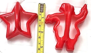 HutZler 40er Jahre roter Kunststoff Weihnachtsstern 2,5” Weihnachtsmann Figur 3” Ausstechformen - Bild 1 von 10
