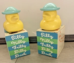 Vintage Avon 2 Frilly Duck Baby Lotion Flaschen 1/2 voll und 1 leere Originalkartons - Bild 1 von 8