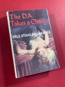 UK Edition The D.A. 1957 Takes a Chance von Erle Stanley Gardner HC DJ selten - Bild 1 von 20