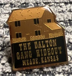 Vintage Dalton Gang Hideout Meade Kansas Anstecknadel - Bild 1 von 2