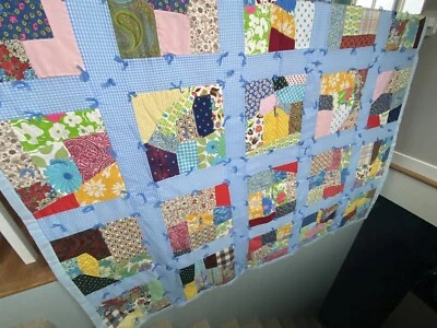 Edredón Loco Hermoso Colores Negritos 72"x86" Cosido a Máquina Atado a Mano Lt Bl Back Foto 1 de 4