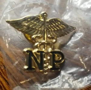 Alfileres Wizardpins enfermera practicante Caduseus pasador de solapa atención médica - Imagen 1 de 3