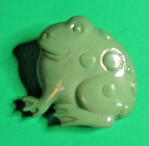 EARLY DRESS IT UP 1" FROG AMPHIBIAN GREEN PLASTIC SHANK KIDDIE BUTTON-L805 - Picture 1 of 2
