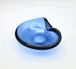 Cenicero Holmegaard 1962 vidrio artístico escandinavo azul profundo MCM plato de baratija de 6" - Imagen 1 de 18