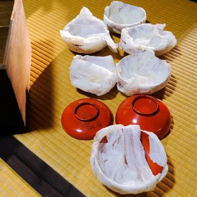 Auténticos cuencos Shu Wan japoneses de laca roja 5 piezas con tapa en caja de madera oscura Foto 1 de 4