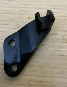 Harley Davidson Black Left Footrest Bracket 47107-81 - Foto 1 di 3