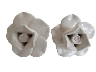 Lote de 2 perillas de cajón de gabinete de porcelana con forma de flor de rosa marfil Foto 1 de 4