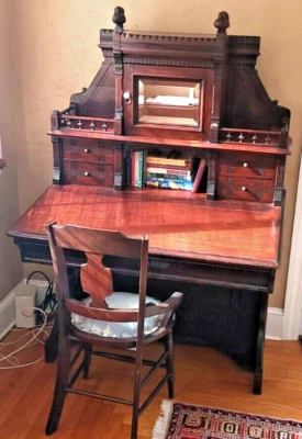 Escritorio frontal tallado en nogal con detalles y silla de cerámica y tallados a mano Foto 1 de 4