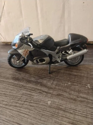 2012 MAISTO SPEED GEAR 2 轮 1:18 灰色 银色 2002 铃木 GSX1300R 海亚布美国 — 第 1/4 张图片