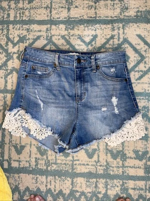 Pantalones cortos de jean de mujer Altar’d State lavado medio con encaje, talla 28 Foto 1 de 4