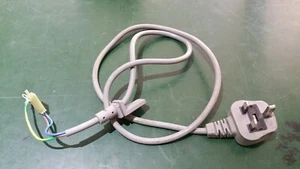 Microondas Daewoo KOR -6L6BD Cable de alimentación con Fusible 13A - Imagen 1 de 4