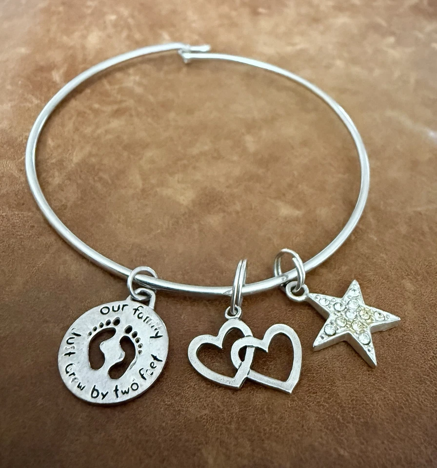 Винтажный браслет из стерлингового серебра 925 пробы с тремя подвесками ⭐️ 💕 👣 7,5 дюйма - Изображение 1 из 4