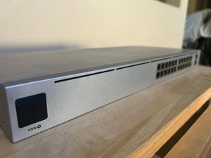 Ubiquiti USW-24-POE Unifi Switch 24 Port Gigabit (16 PoE+ 95W) - Afbeelding 1 van 3