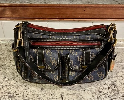 Bolso de sillín vaquero vintage y2k Dooney & Bourke con ribete de cuero negro ribete de cremallera rojo Foto 1 de 4