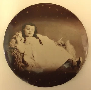 Antique 6" Round Columbia Portrait, Tin Button LITTLE GIRL WITH FUR COAT & STARS - Picture 1 of 2