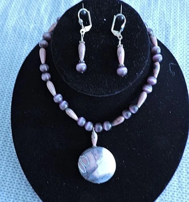 Nuevo en caja Novedad Disfraz Piedra Alabastro Collar - Pendientes Perforados a Juego Foto 1 de 4