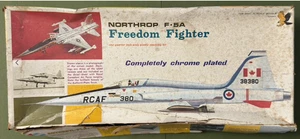 plastic plane model F-5A Freedom Fighter Completely Chrome Plated - Imagen 1 de 15