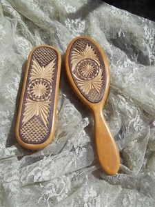 Antiguo juego de cepillos de pelo de jabalíes noruegos de madera tallada 1900 c diseño geométrico raro - Imagen 1 de 9