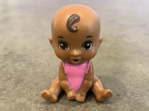 Barbie Ersatz Baby Puppe rosa Kleidung Schnuller Mund - Bild 1 von 6