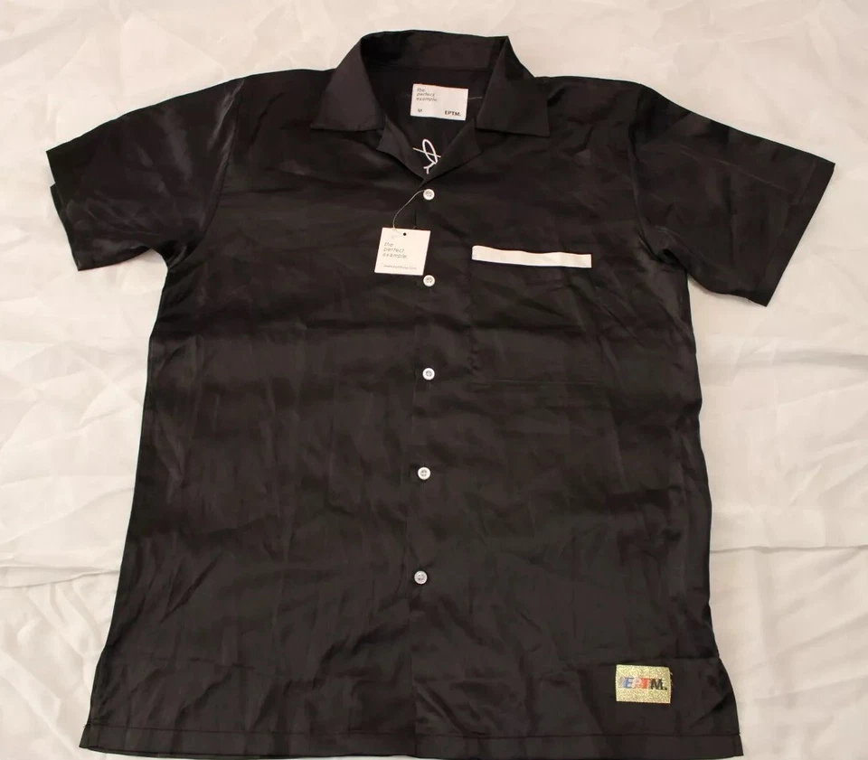 Hombre EPTM. NUEVO CON ETIQUETAS Negro Satén Botón Frontal Top Gráfico Streetwear M Logo Calavera Foto 1 de 4