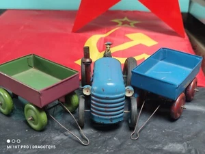 VINTAGE TRACTOR DRIVER AND 2 TRAILERS TIN TOYS WIND UP 60s POLAND 1960 ZABAWKA - Picture 1 of 24