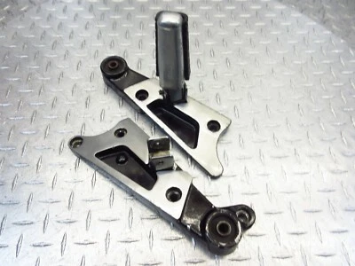 Yamaha VMX12 VMAX 1200 1985 85-89 OEM soportes de clavija de pie de pasajero trasero  Foto 1 de 4