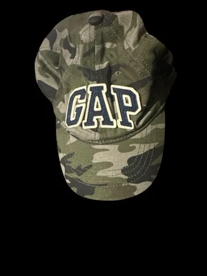Sombrero con tirantes Gap Kids camuflaje pequeño/mediano ajustable 6 paneles exterior Foto 1 de 2