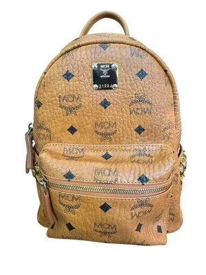 MCM Visetos Mochila Pequeña con Tachuelas Laterales Cuero Marrón Camel Logo Bolso Tachonado Foto 1 de 4