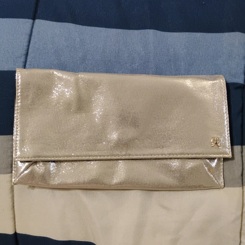 Victoria’s Secret Travel Mini Hermoso Estuche Metálico Dorado para Mini Hierro  Foto 1 de 4