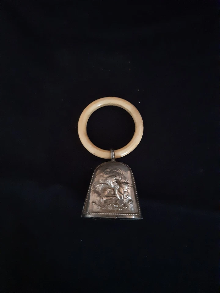 Hochet ancien en argent à motif d'ange pensif de Raphaël - Photo 1/4