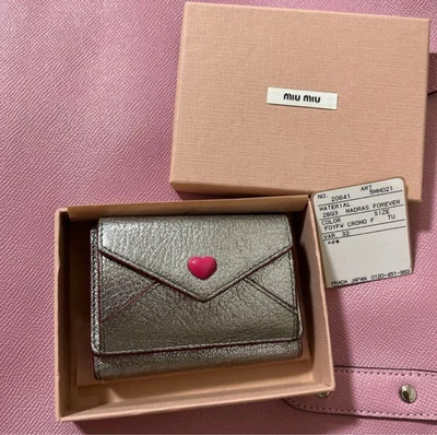 Cartera Miu Miu Madras Love Letter Corazón Compacta Triple Plateada con Caja de Japón Foto 1 de 4