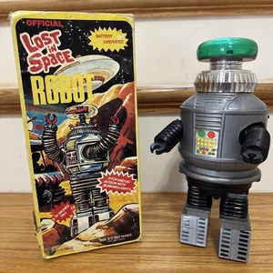 ROBOT B-9 VINTAGE FUNZIONANTE MARCA AHI#6813 UFFICIALE LOST IN SPACE ALTO 10 POLLICI - Foto 1 di 10