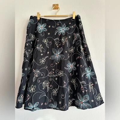 Falda Midi Negra Línea A Floral Bordada y Detalle de Cuentas Talla 12 Fairy Grunge Foto 1 de 4