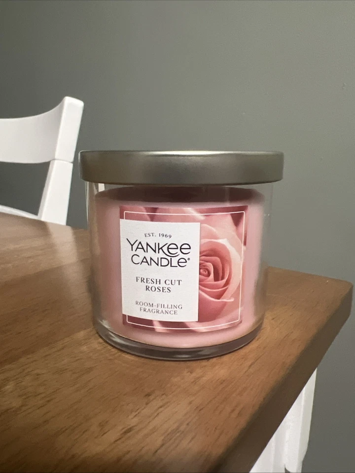 Yankee Candle Fresh Cut Roses Rosa Copo Pequeno 4,3 oz Novo Design Feito nos EUA - Imagem 1 de 2